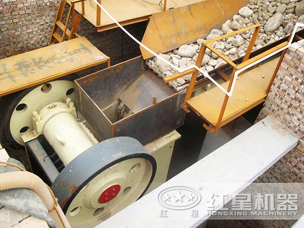 制沙生產(chǎn)線碎石現(xiàn)場